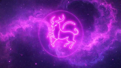 Boğa Burcu aşk uyumu: Kalp sembolleri, el ele tutuşan bir çift ve Boğa burcu logosu.